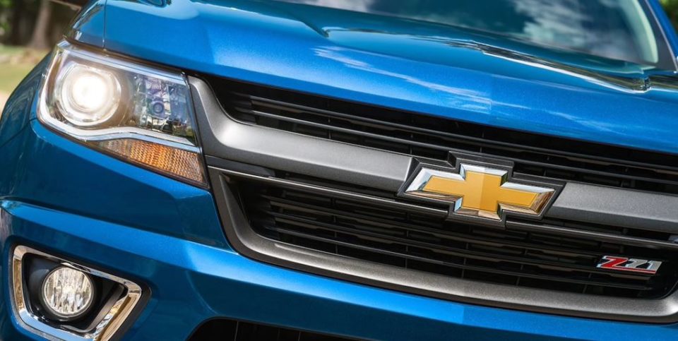 chevy bowtie logo on grille of truck
